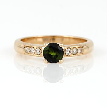 RING, 14K guld med rund fasetterad turmalin ca 0,45 ct och briljantslipade diamanter tot ca 0,10 ct. Vikt ca 3,60 g.