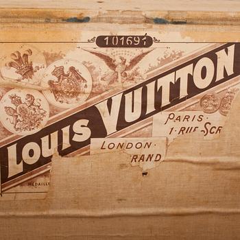 LOUIS VUITTON, damier trunk.