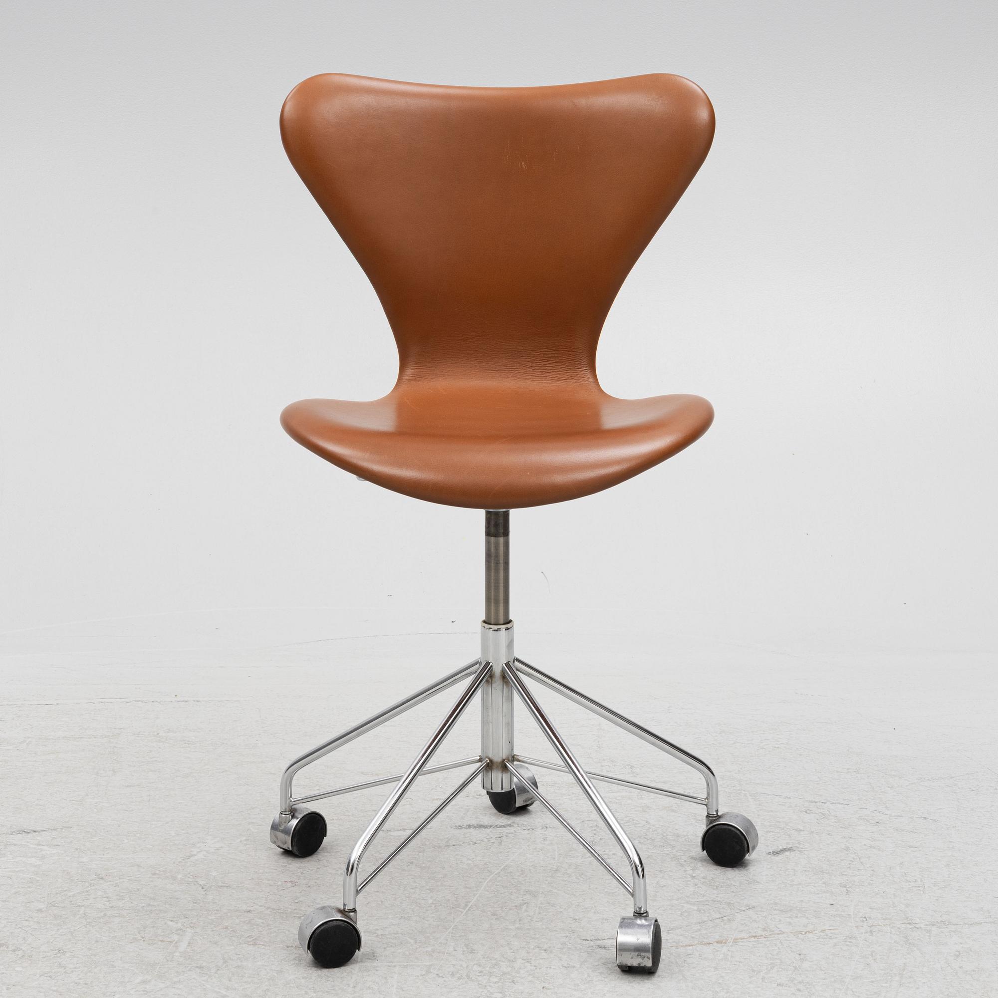 Arne Jacobsen, skrivbordsstol, "Sjuan", Fritz Hansen, Danmark 2004.