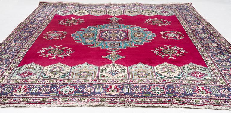 Carpet, Tabriz. Approx. 392 x 295 cm.