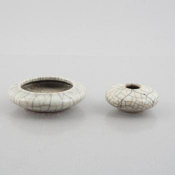 A Chinese ge glazed stoneware brush washer, a vase and two bowls, early 20th century.