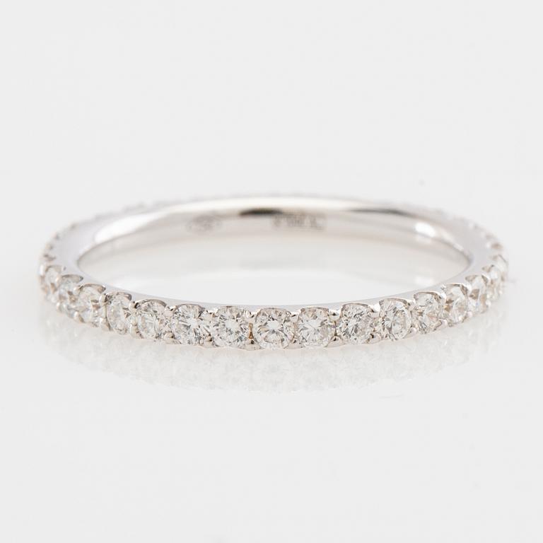 Alliansring, 18k vitguld med briljantslipade diamanter.