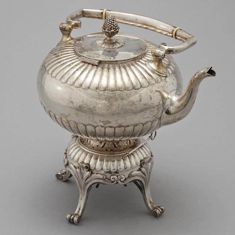 TESAMOVAR samt TEKANNA, silver, Gustaf Möllenborg, Stockholm, 1899. Vikt 1950 respektive 780 gram.