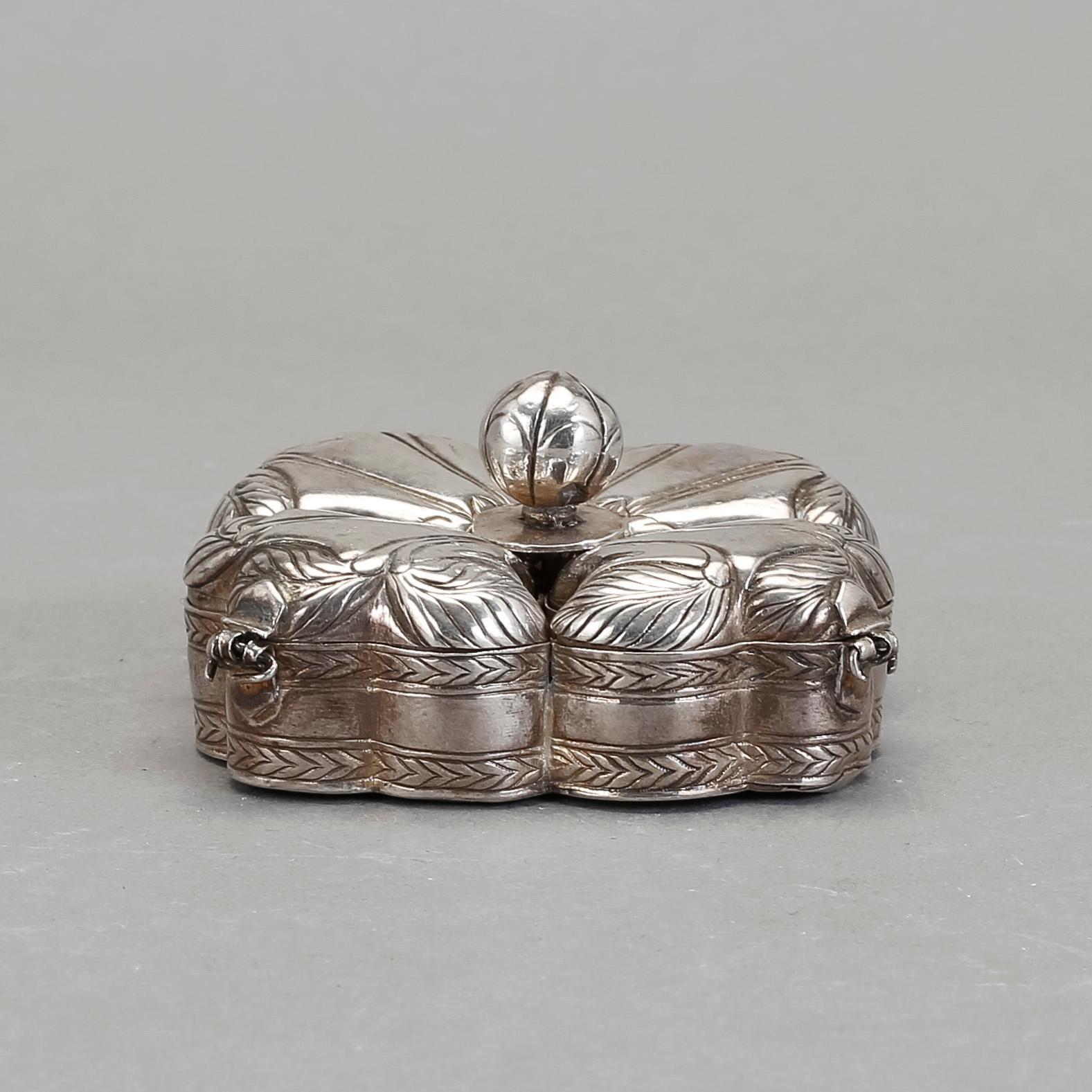 KRYDDKAR, silver. Förefaller ostämplat, 1800-tal. Vikt ca 103 gram.