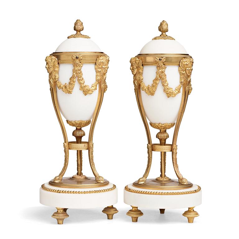 CASOLETTER, för ett ljus, ett par, Louis XVI-stil, omkring år 1900.