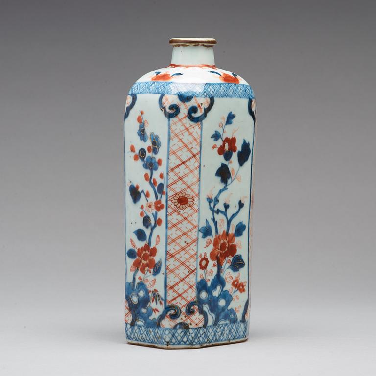 An imari bottle flask, Qing dynasty, Kangxi (1662-1722).