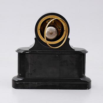 BORDSPENDYL, svart marmor, urverkets märkt A Brocot & Delettrez, Paris, 1800-talets andra hälft.