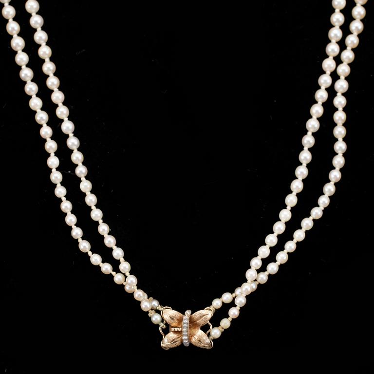 PÄRLCOLLIER, guldlås, 18K, otydliga svenska stämplar.
