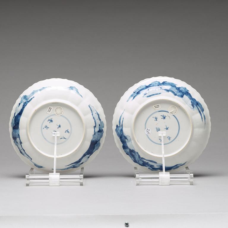 A pair of blue and white shallow plates, Qing dynasty, Kangxi (1662-1722).