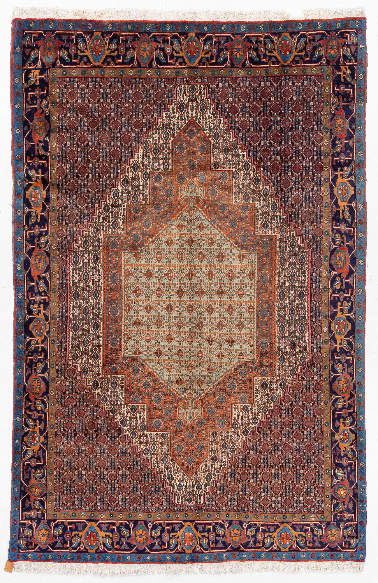 A Senneh carpet approx. 305 x 196 cm.