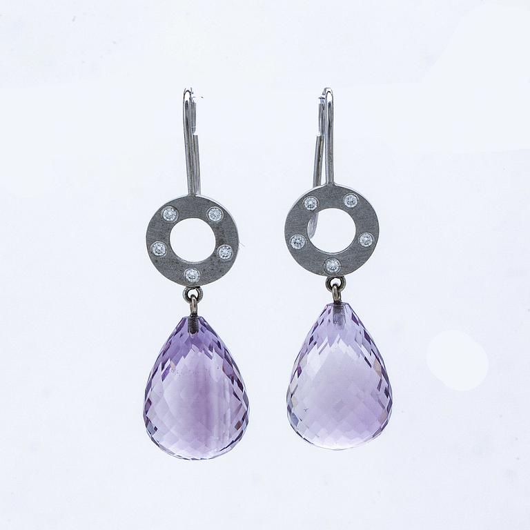 Earrings 18K whitegold, brillant-cut diamonds approx 0,20 ct and 2 briolett-cut amethystes, height apprx 4.5 cm.