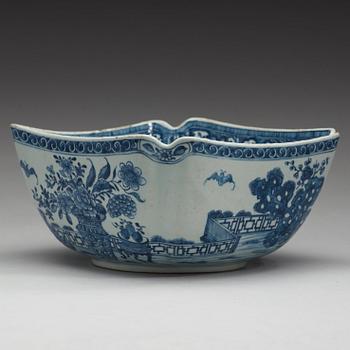 A blue and white bowl, Qing dynasty, Qianlong (1736-95).