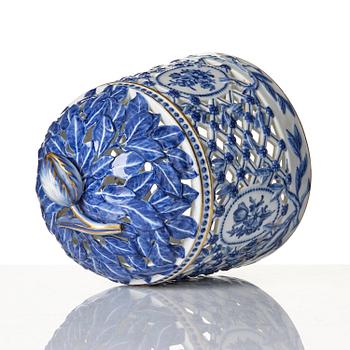 A Royal Copenhagen 'Musselmalet' / 'blue fluted full lace' Ice-cream bell, Denmark, 1893-1900.