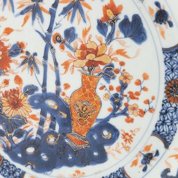 A porcelain Imari dish, China, Qing dynasty, first half of the 18th century.