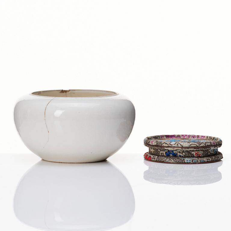 A Chinese blanc de chine censer, Qing dynasty, Kangxi (1662-1722).