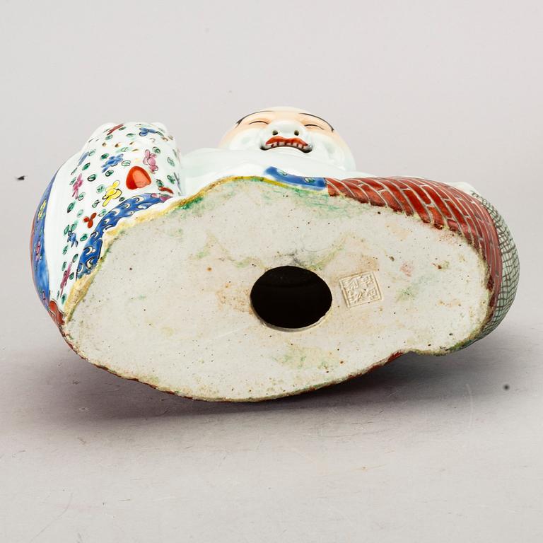 A Chinese porcelain buddha, 20th century.