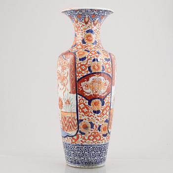 An Imari porcelain floor vase, Japan, early 20th century.