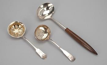 STRÖSKEDAR, 2 st, silver, 1873 och 1874 samt FÖRLÄGGARE, silver med skaft i trä, 1960. Totalvikt 173 g.