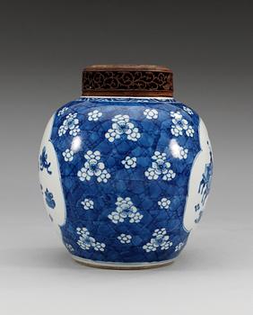 A blue and white jar, Qing dynasty, Kangxi (1662-1722).