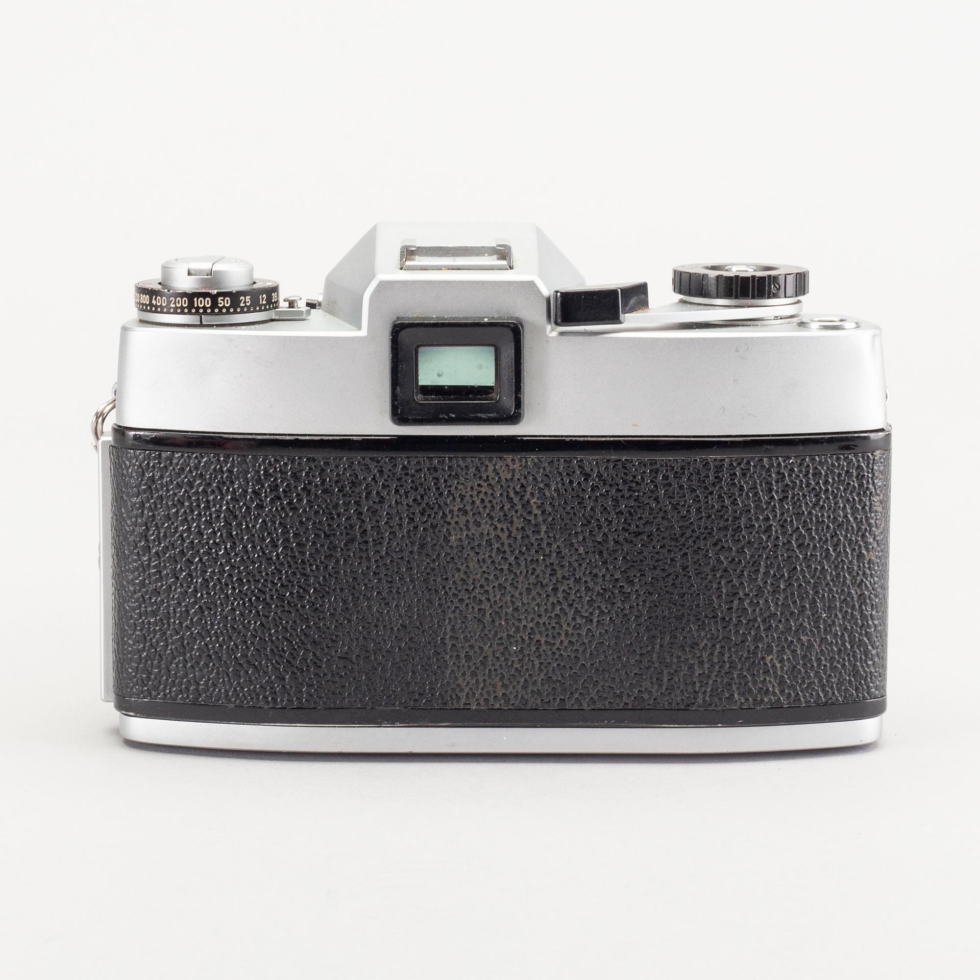 A chrome Leicaflex SL / Leica no 1198668 (1968) and two lenses.