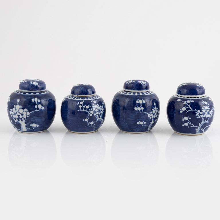 Five blue and white porcelain ginger jars and a vase, China, 19th/20th century.