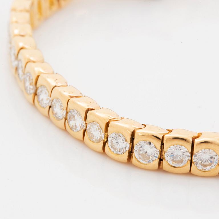 A Van Cleef & Arpels tennis bracelet in 18K gold set with round brilliant-cut diamonds.