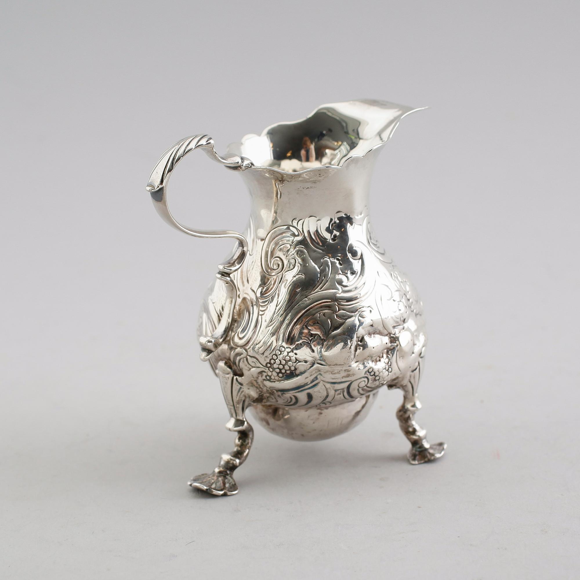 GRÄDDKANNA, silver, otydliga stämplar, England, 1700-tal. Vikt ca 129 gram.