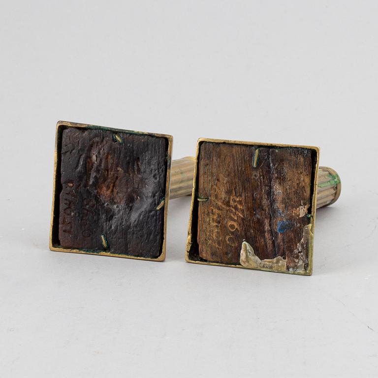 LJUSSTAKAR, ett par, brons, gustavianska, sent 1700-tal.