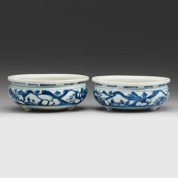 540. Two blue and white censers, Qing dynasty, 18th century.