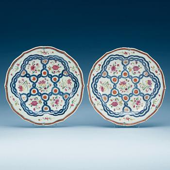 1741. A pair of famille rose and underglazeblue dishes, Qing dynastyn, Qianlong (1736-95).