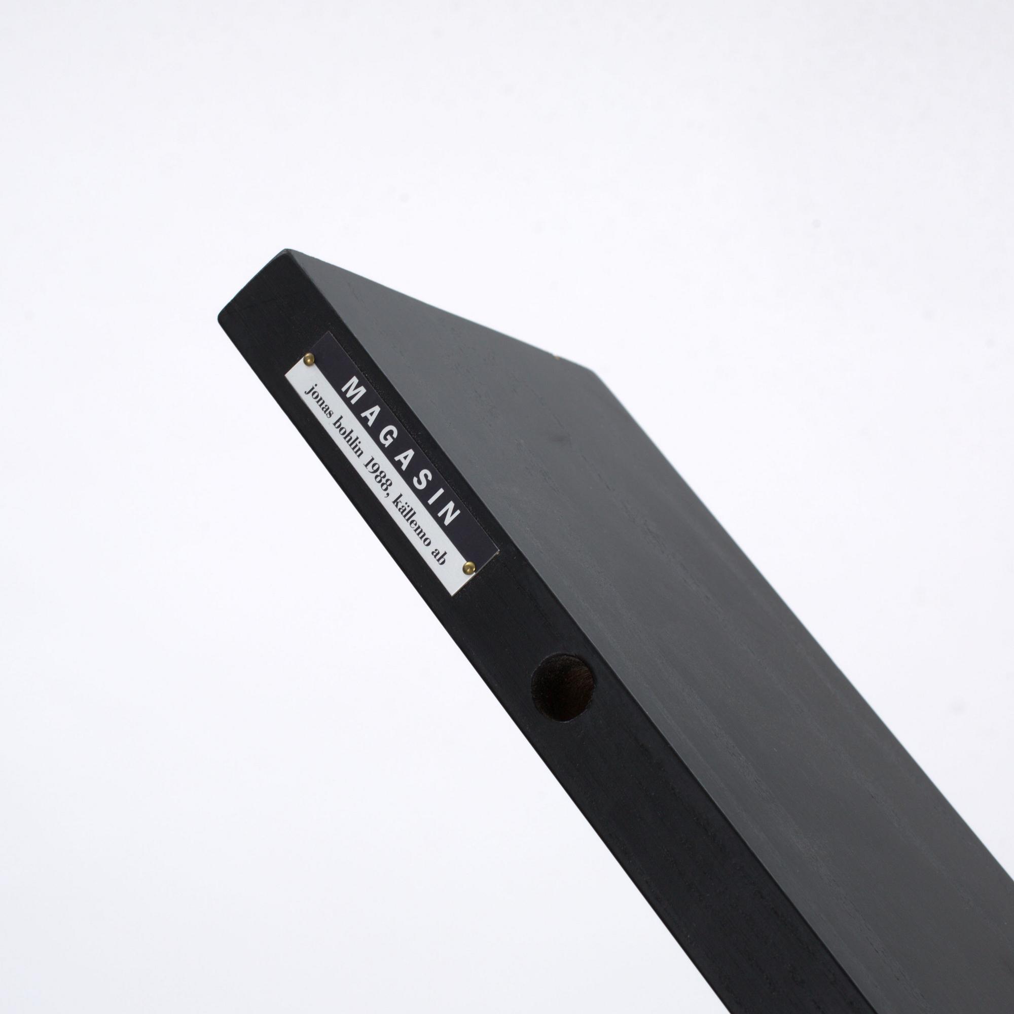 TIDNINGSSTÄLL, "Magasin" märkt; Jonas Bohlin 1988, Källemo.