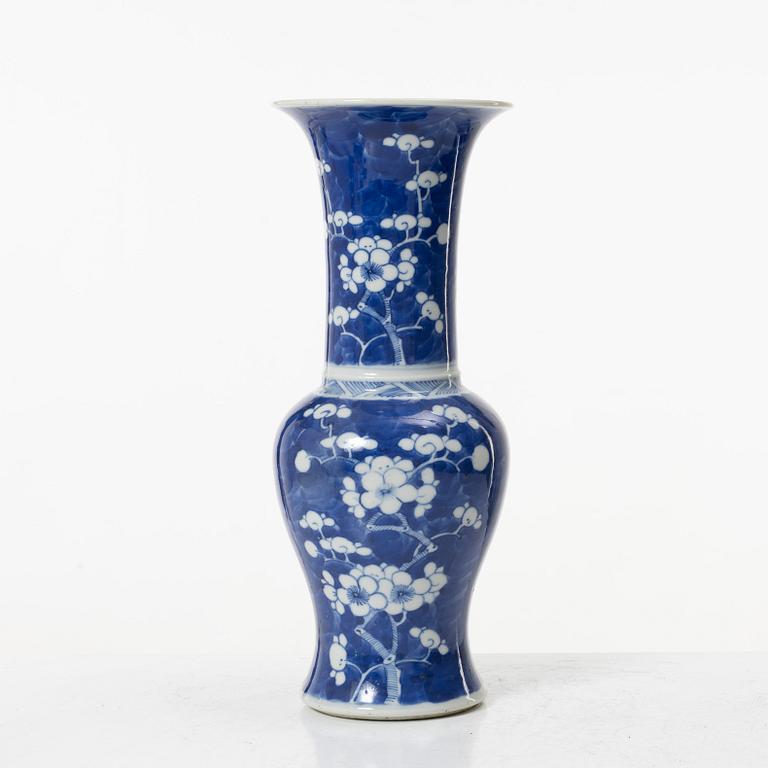 A blue and white porcelain vase, China, Qing dynasty, 19th century.