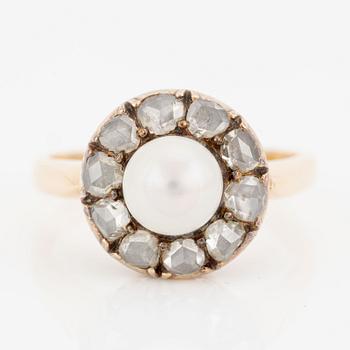 Ring in 18K gold carmosé with rose stones and a pearl.