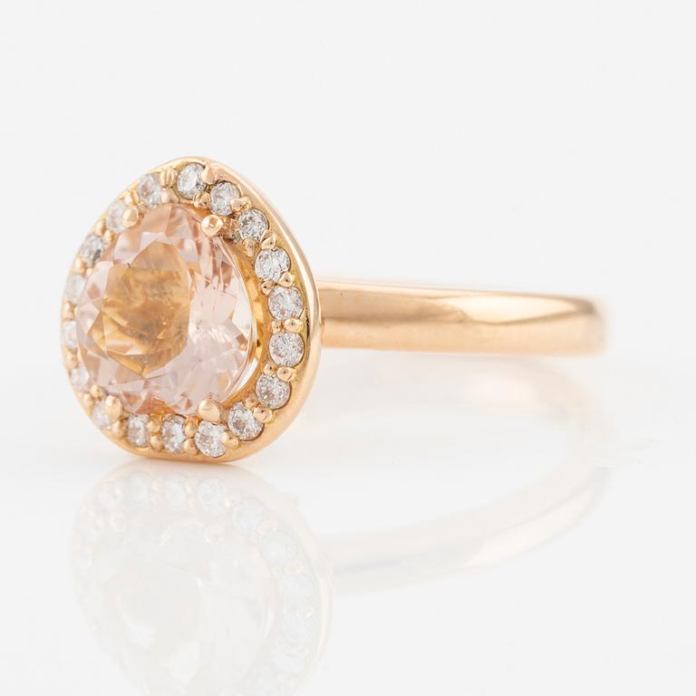 Ring 18K guld med en hjärtformad fasettslipad morganit samt runda briljantslipade diamanter.