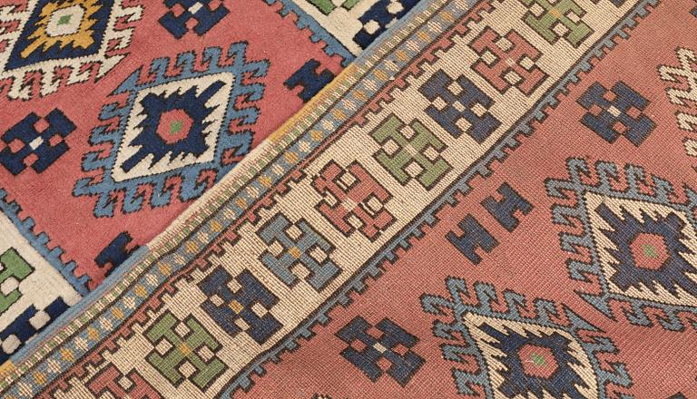 A semi-antique Kars runner, approx. 431 x 95 cm.