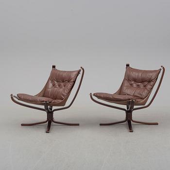 A pair of easy chairs and a table by Sigurd Ressel.