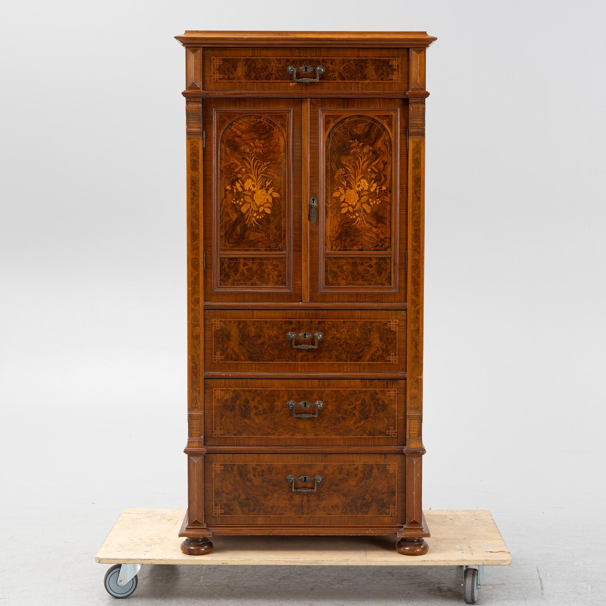 A dresser with cabinet, early 20th century.