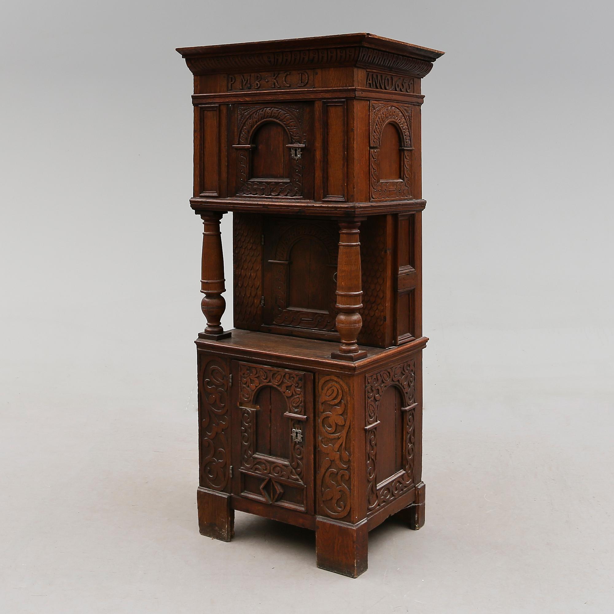 HÖRNSKÅP, renässans, 1600-talets mitt.