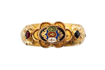 426. A GOLD RING WITH ENAMEL.