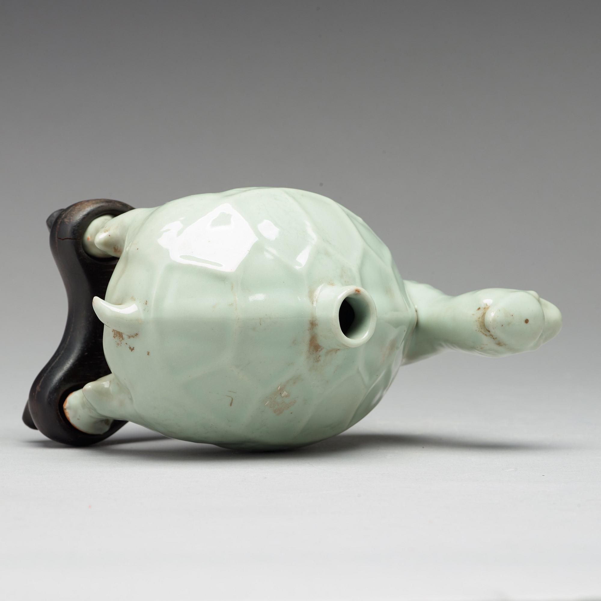 A celadon glazed water dropper, Qing dynasty (1644-1912).
