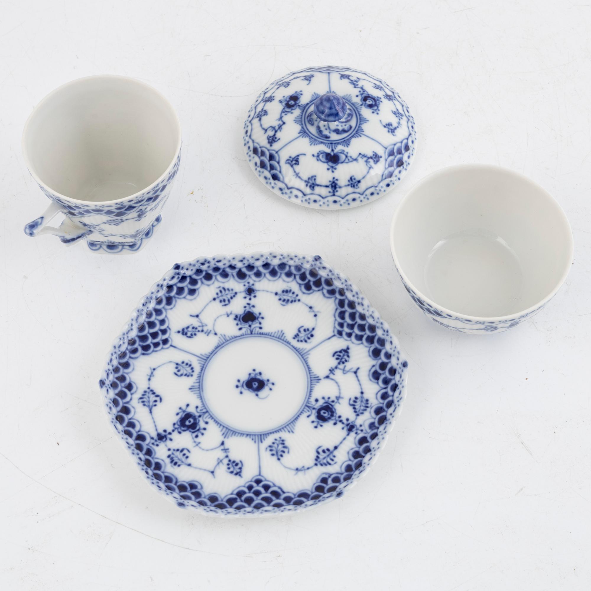 Royal Copenhagen, "Musselmalet" full lace, 37 pieces.