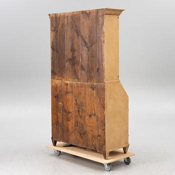 Skåp, gustavianskt, omkring år 1800.