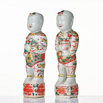 Porslinsfigurer, 
två stycken, porslin. Qingdynastin, Kangxi (1662-1722).