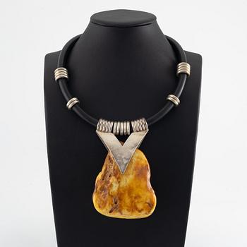 Silver necklace with amber.
