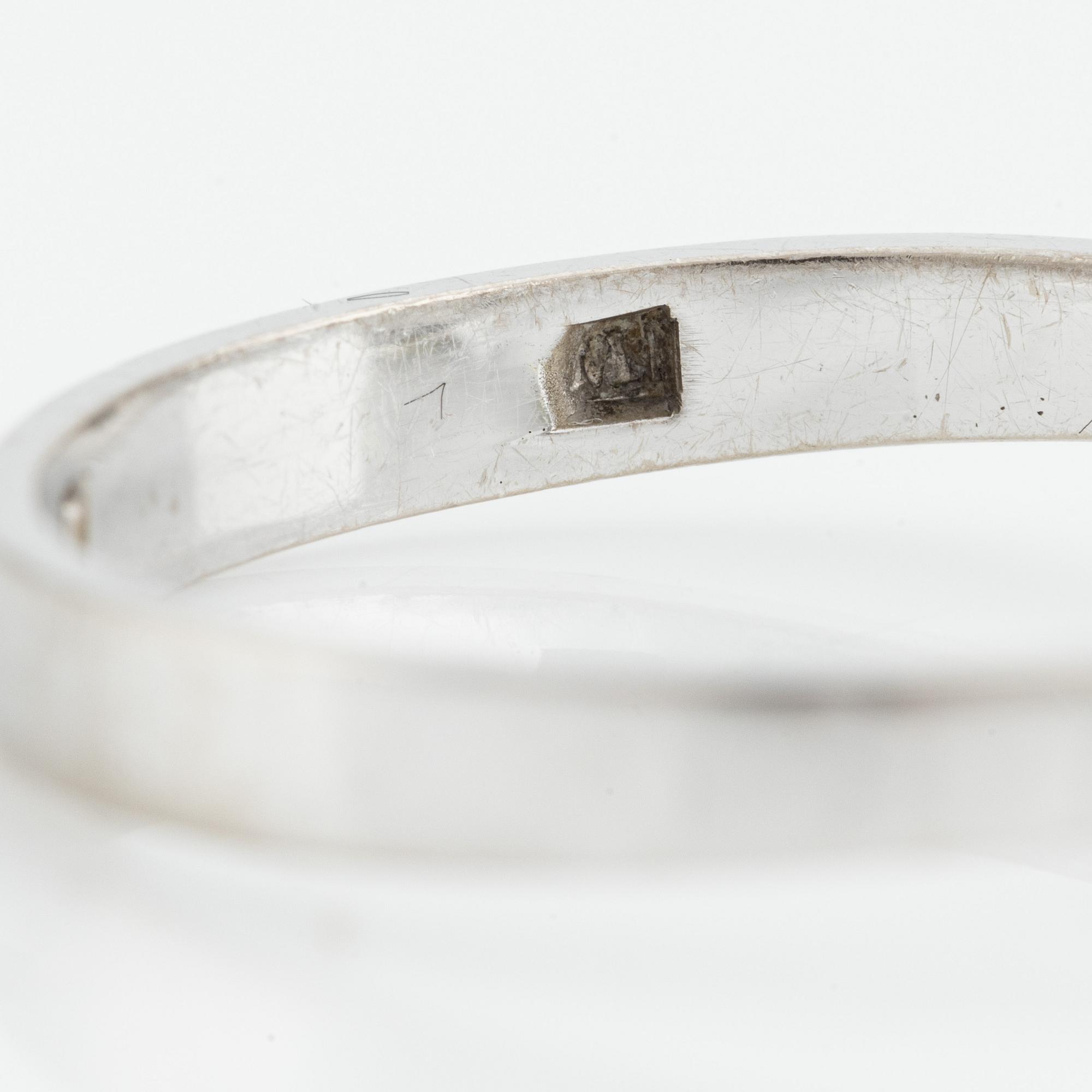 Ring in 18K white gold with brilliant-cut diamond.