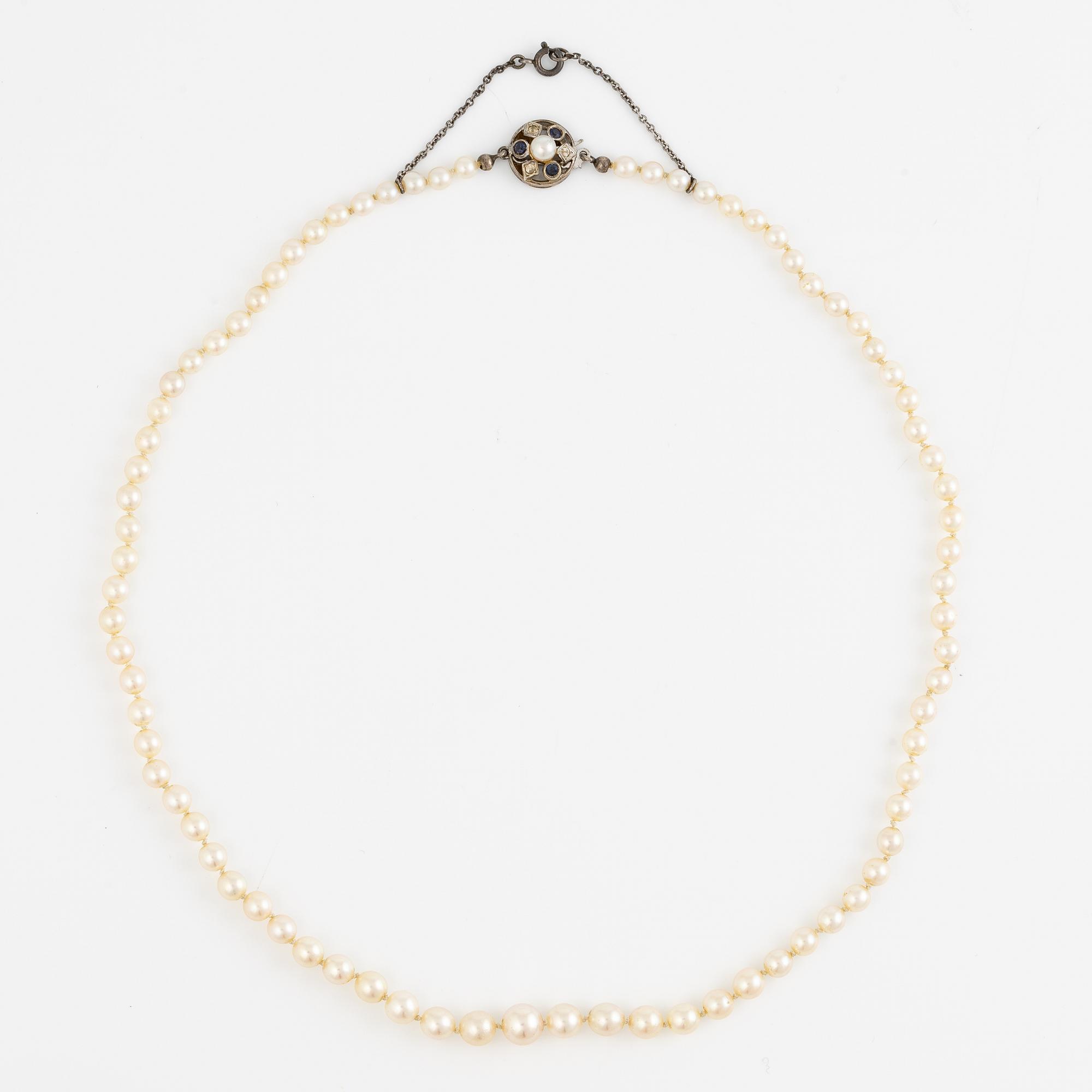 Pearl necklace, with graduated cultured pearls, clasp 18K white gold.