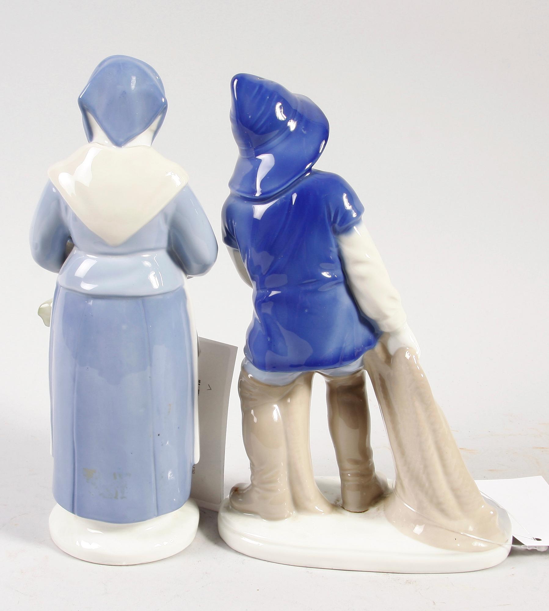 FIGURINER, ett par. Porslin.