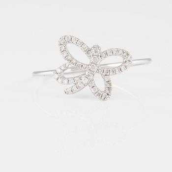 RING, 18K vit guld med briljantslipade diamanter ca 0.15 ct. Vikt 1,3 gram.