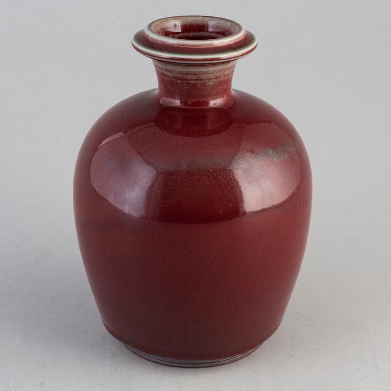 A stoneware vase by Berndt Friberg, dated 1968.