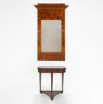 Spegel, empire, 1800-talets mitt, samt konsolbord, empirestil, omkring år 1900.